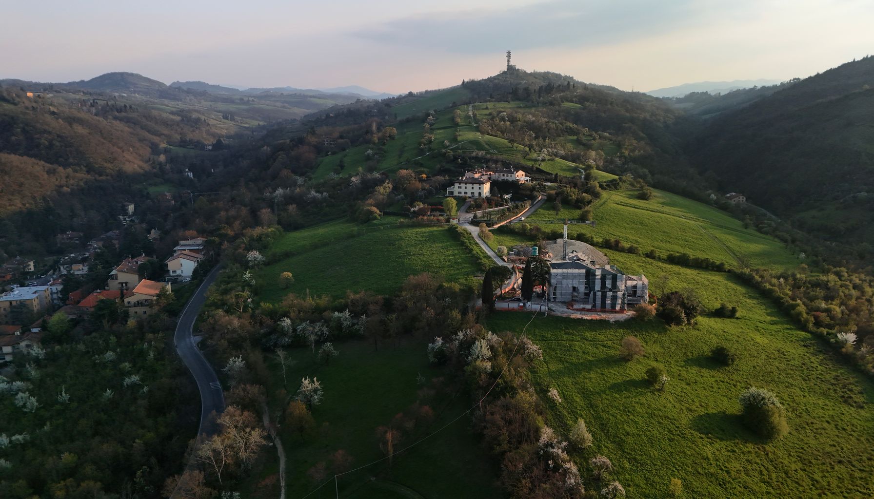 Centuripe: villa siciliana con forma de cuerpo humano en las colinas — Foto: xia yue (Pexels)