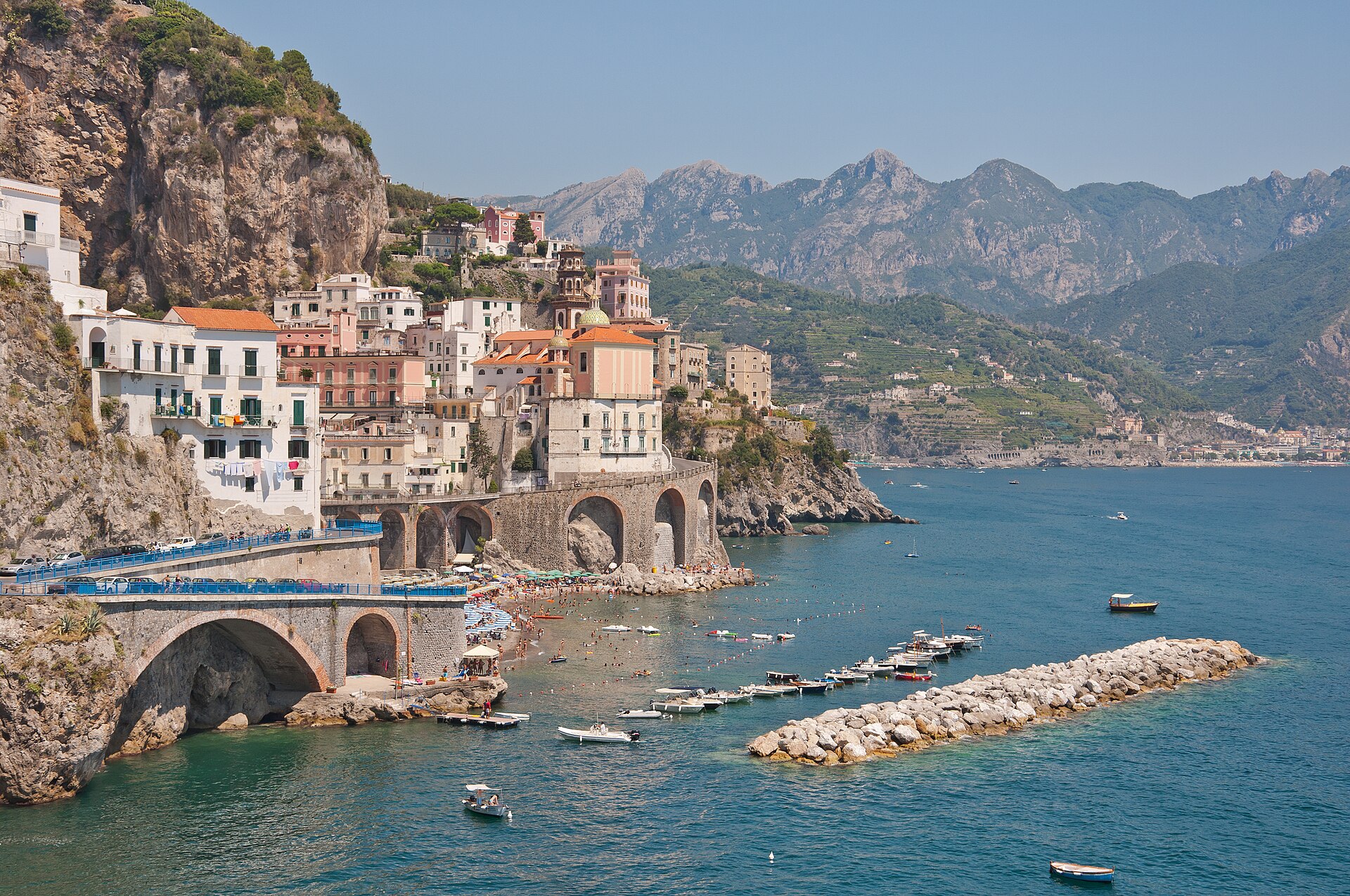 Costa Amalfitana 2026: Guia Completo e Custos de Viagem — Foto: Paolo Costa Baldi (CC BY 3.0)