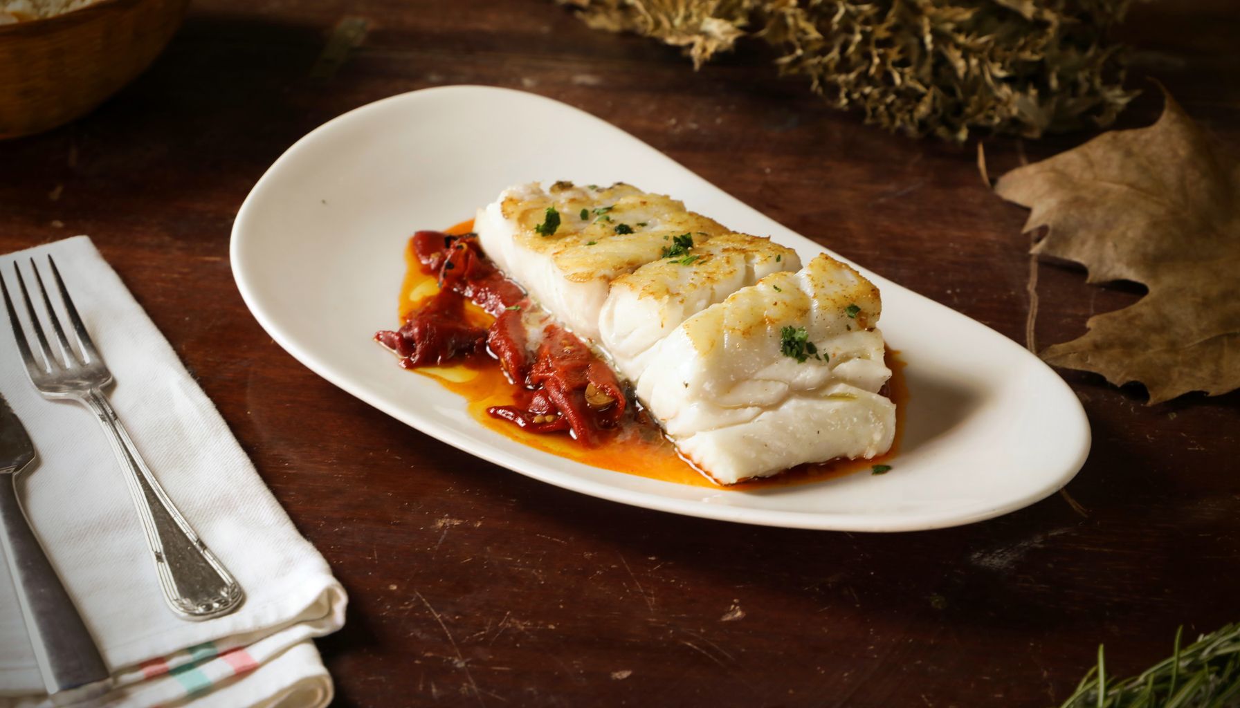 Delicious grilled white fish served with savory sun-dried tomatoes. Perfect for rustic dining. — Foto: José Antonio Otegui Auzmendi (Pexels)