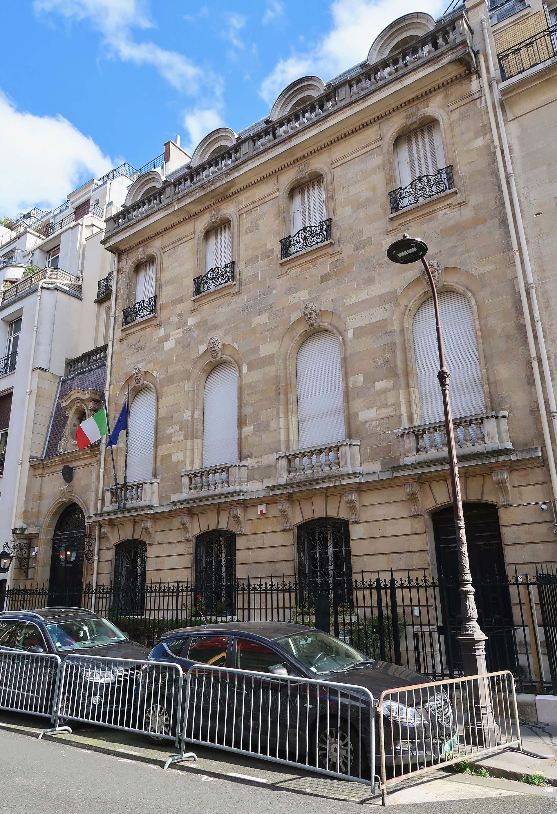 Prenot@mi 2026: Guia Completo de Agendamento Consular — Foto: Wikimedia Commons (CC BY-SA 4.0)