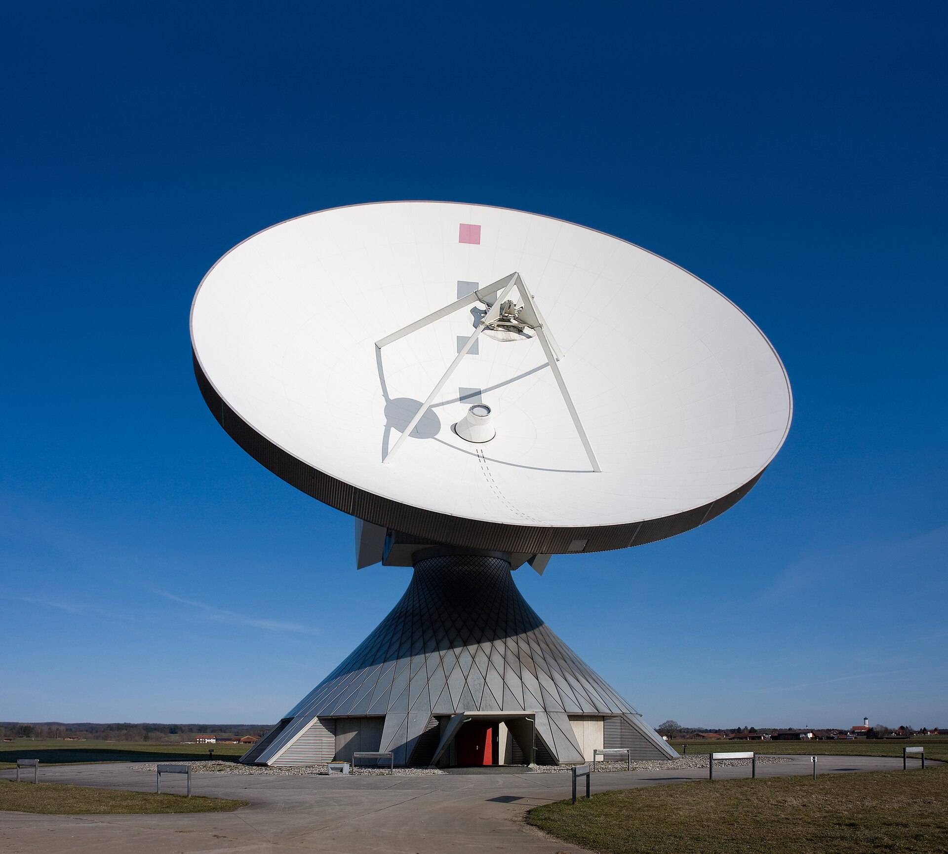 Ukraine seeks its own satellite network after Starlink issues — Foto: Richard Bartz , Munich aka Makro Freak (CC BY-SA 2.5)